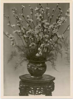 Keramikvase mit Blumenstrauß