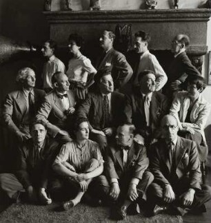 Die Surrealisten - hintere Reihe: Jimmy Ernst, Peggy Guggenheim, John Ferren, Marcel Duchamp, Piet Mondrian|| mittlere Reihe: Max Ernst, Amédée Ozenfant, André Breton, Fernand Léger, Berenice Abbott|| vordere Reihe: Stanley William Hayter, Leonora Carrington, Frederick Kiesler, Kurt Seligmann (von links nach rechts) im Stadthaus von Peggy Guggenheim