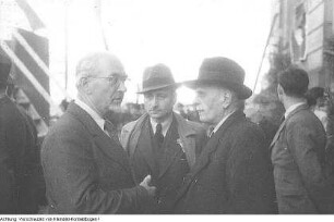 "Volksbegehren für Einheit und gerechten Frieden". Dresden, Karl-Marx-Platz (Palaisplatz). Martin Richter, Bürgermeister in Dresden, CDU, auf der Großkundgebung vor dem Japanischen Palais (rechts), 1947