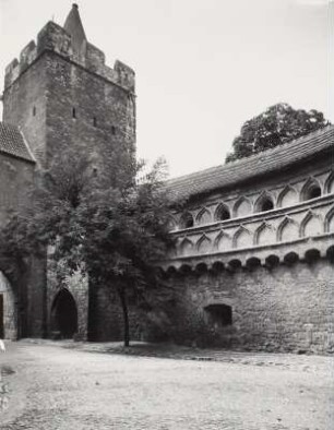 Naumburg (Saale), Marientor, Inneres Torhaus und Turm mit Wehrgang, Hofansicht