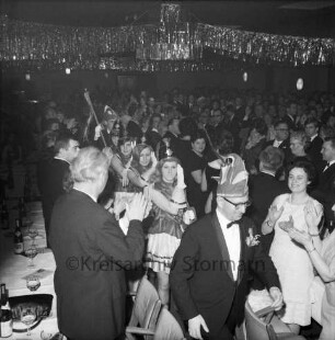 Karneval: Hotel Oldesloer Hof, Saal: Prunksitzung, zugleich 20-jähriges Sitzungsjubiläum: Veranstalter Oldesloer Männerchor von 1844, Oldesloer Singakademie von 1946: Einzug von Elferrat, Mädchengarde und Zeremonienmeister: Publikum stehend, an langen Tischen, gibt Applaus, 24. Februar 1968