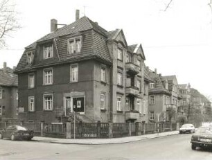 Dresden-Trachau, Burgsdorffstraße 29/Ecke Böttgerstraße. Wohnhaus mit Ladeneinbau (Versicherungsfiliale; um 1910). Eckansicht mit Einfriedung