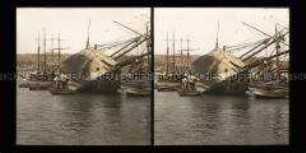 Von der Flutwelle gestrandetes Schiff im Hafen von Messina