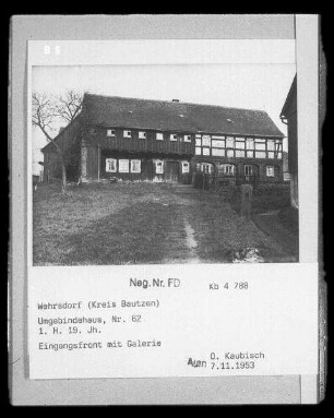 Sohland an der Spree-Wehrsdorf, Dresdener Straße 5 (zur Aufnahmezeit: Wehrsdorf, Thälmannstraße 5; einst Wehrsdorf Nummer 62). Wohnstallhaus ((Umgebindehaus); 2. Hälfte 19. Jahrhundert). Eingangsseite mit Galerie