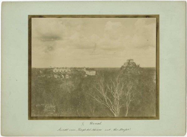 "Ausblick auf das Haus der Nonnen (links) und die Wahrsager-Pyramide (rechts). Aufgenommen vom Gouverneurspalast aus."