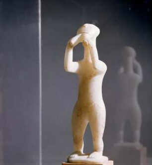 Athen. Archäologisches Nationalmuseum. Flötenspieler : Athen. Archäologisches Nationalmuseum. Aulos-Spieler, Kykladenidol. Parischer Marmor. 1884 auf Keros in einem Grab gefunden