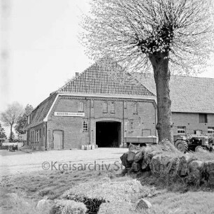 Braaker Krug: rechts hinter Baum Trecker mit Anhänger