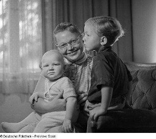 Porträt Mutter mit Kind und Baby