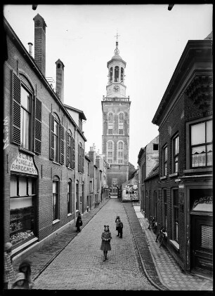 Niederlande, Kampen. Straßenflucht mit Blick zum Nieuwe Toren (Neuer Turm)