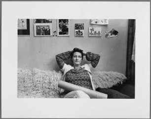 Delphine Brox auf einem Sofa sitznd, Bremen
