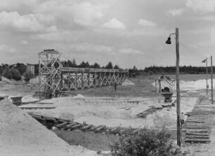 Industrie-Kraftwerk. Freistehendes Holzgerüst mit Feldbahn-Stumpfgleis (Umladestation?) : Lauta (Niederlausitz). Industrie-Kraftwerk. Freistehendes Holzgerüst mit Feldbahn-Stumpfgleis (Umladestation?)