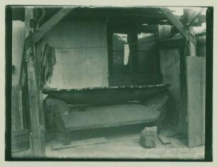 Gerümpel (Sofa) im Schuppen hinter dem Haus der Eltern Zilles