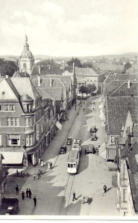 Lange Straße mit Straßenbahn. Detmold. Lange Straße, Blick nach Norden, Luftbild