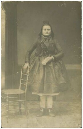 Portrait einer Frau in Tracht