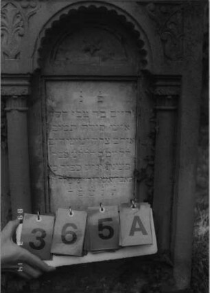 Grabstein 365 (Index: 100093531) Maße HxBxT: 169x102x35 cm Symbolik: Fächer, Säulen, Verzierungen Besonderheit: Doppelgrab für Eheleute: Grabstein 365A