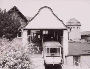 Bergstation der Standseilbahn Loschwitz - Weißer Hirsch. Blick vom Portal des Prinzeß-Louisa-Tunnels in die Bahnsteighalle mit Seilbahnwagen : Dresden-Loschwitz. Bergstation der Standseilbahn Loschwitz - Weißer Hirsch. Blick vom Portal des Prinzeß-Louisa-Tunnels in die Bahnsteighalle mit Seilbahnwagen