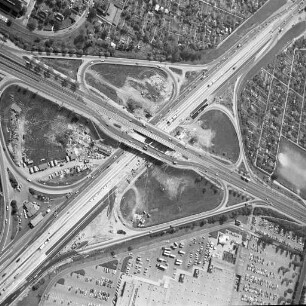 Bau einer neuen Brücke über die Autobahn bei Karlsruhe-Durlach für sechsspurigen Autoverkehr zwischen Durlach und dem Autobahndreieck Karlsruhe
