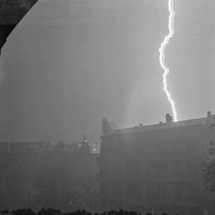 Blitz über den Dächern von Berlin
