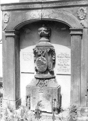 Großschönau-Waltersdorf. Grabmal mit Müllerwappen auf dem Friedhof