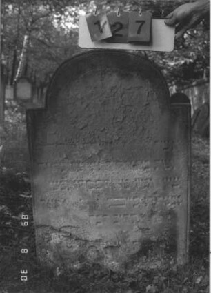 Grabstein 127 (Index: 99609763) Material: Sandstein Zustand: stark verwittert, weitgehender Textverlust Maße HxBxT: 88x62x9 cm Beschreibung: Stele, eingezogener Korbbogenabschluß: Grabstein 127