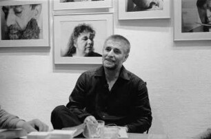 Brecht-Haus : Im Brecht-Haus: Apti Bisultanov; Februar/03.2017 im Brecht-Haus ausgestellt. Hintergrund-Bilder: Alain Riviere.