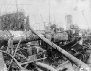 Deutsche Soldaten auf zerstörtem Kreuzer im finnischen Hanko