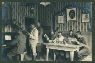 Foto von Soldaten im Lesezimmer der 5. Kompanie