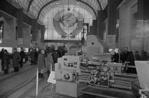 Messebesucher in der Ausstellungshalle der Sowjetunion vor einer Präsentation von Maschinen und technischen Anlagen