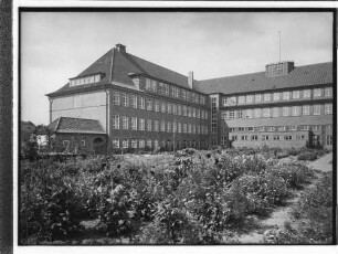 Schule Langenhorn [Heute: Fritz-Schumacher-Schule] (Hamburg-Langenhorn): Mittelbau mit einem Flügel : SchumacherWV Nr. 294