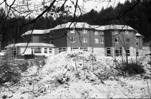 Freiburg: Neubau Jugendherberge im Schnee, nahe