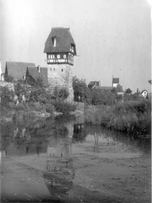 Dinkelsbühl. Bäuerlinsturm (16. Jh.). Feldseite über den Mühlgraben von Südost
