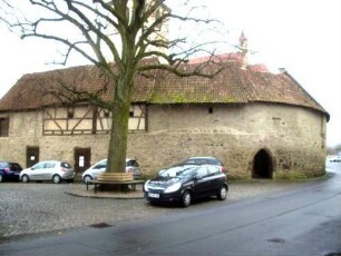 Ansicht von Ostnordosten über Ortsseite in Übersicht - im Nordosten Wehrgang mit Steinbrüstung erhalten - im Osten durch Fachwerk ersetzt - Gaden mit Satteldächern