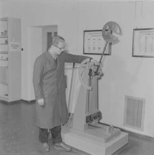 Ingenieur Schule : Bautzen. Ingenieurschule für Fördertechnik, Löbauer Straße 1. Unterrichtsraum mit Lehrer und Schüler