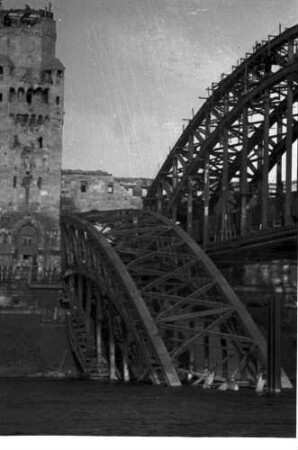 Köln: Gesprengter Brückenbogen der Hohenzollernbrücke