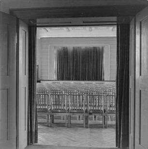 Große Halle : Oberlausitz. Unbekannter Ort, Gebäude. Blick in den Saal mit Bühne