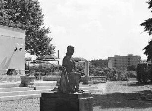 Dresden. Cafè im Rosengarten : Dresden-Neustadt, Rosengarten. Cafè mit Gästegarten und Skulptur "Große Knieende" (1936; O. Rost)