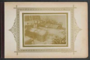 [Fotografie von Druckpresse und Setzertischen, Innenansicht von Fessel & Mengen]