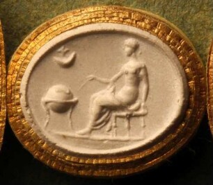 Sitzende Urania mit Globus (Daktyliothek, Erstes Mythologisches Tausend)