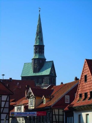 Osterode - Turm der Marktkirche : Die Marktkirche von Osterode überragt alle Hausdächer. Aufgenommen im Harz am 23. Oktober 2011