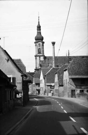 Herbolzheim: Bundesstraße mit Stadtkirche