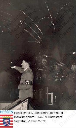 Frankfurt am Main, 1936 März 16 / NS-Kundgebung in der Festhalle / Adolf Hitlers bei der Begrüßung der Teilnehmer per Hitler-Gruß / Porträt, rechte Profil-Halbfigur