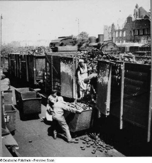 Bekohlung in einem Bahnbetriebswerk der Deutschen Reichsbahn. Manuelles Füllen der Hunte aus Güterwagen : Berlin. Bekohlung in einem Bahnbetriebswerk der Deutschen Reichsbahn. Manuelles Füllen der Hunte aus Güterwagen