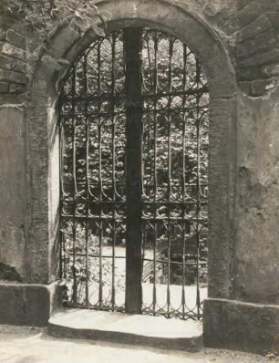 Alter Johannisfriedhof : Tor des Alten Johannisfriedhofs, heute museale Parkanlage