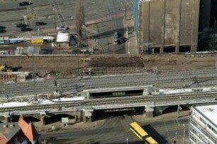 Ersatzneubau der Eisenbahnbrücke über die Friedrichstraße. Luftbild-Schrägaufnahme von Südsüdost : Dresden. Ersatzneubau der Eisenbahnbrücke über die Friedrichstraße. Luftbild-Schrägaufnahme von Südsüdost