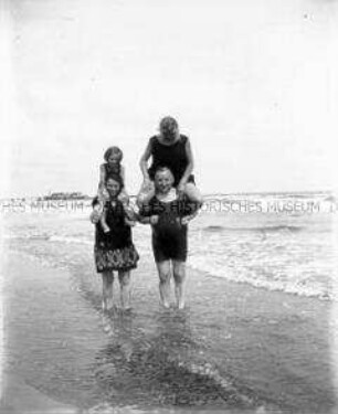 Familie beim Strandspaziergang