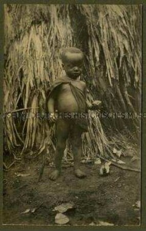 Wadschagga-Junge vor einer Hütte
