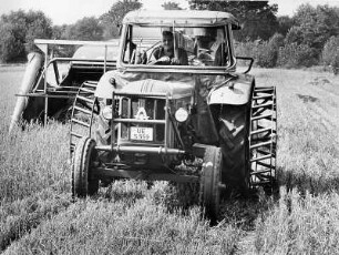Bienenbüttel-Landkreis Uelzen (Lüneburger Heide). Eine Mähmaschine im Einsatz