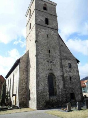 Kirche von Ostsüdost über Kirchurm (Schießscharten in den Mittelgeschossen - an der Südostecke ein erhaltener Baumeisterkopf und darübig ein Ausbruch