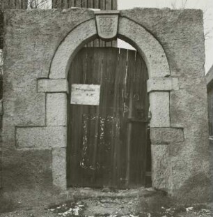Dresden-Coschütz, Altcoschütz 21. Wohnstallhaus (bez. 1760) eines Bauernhofes. Hoftor
