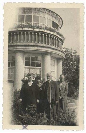 Fotografie von Elsa Reger vor dem Geburtshaus Regers in Weiden